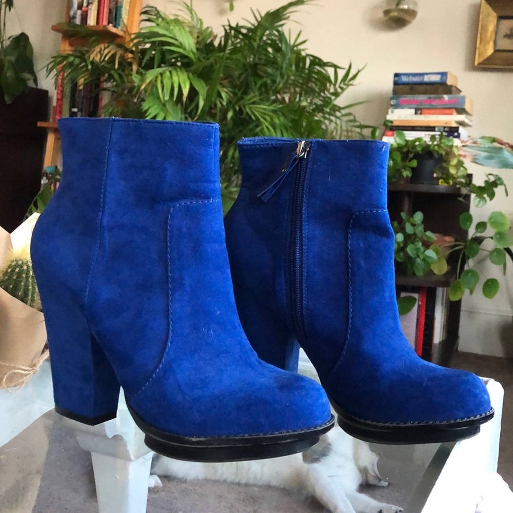 Cobalt suede boots. ZARA Trafaluc 2012